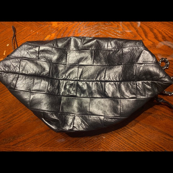 🌺SOLD 🌺Chanel glazed leather shoulder tote - Picture 7 of 11